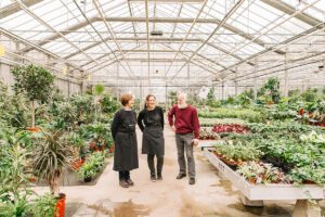 Ons fantastische team van De Bloemenloods staat elke dag paraat voor de mooiste bloemen en boeketten.