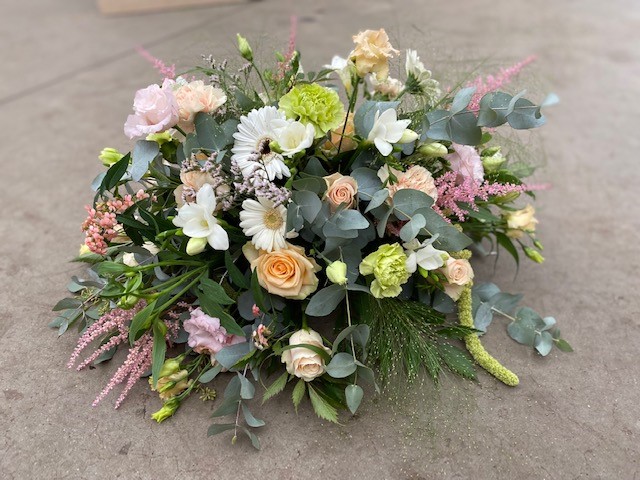 Rond bloemstuk pastelkleuren