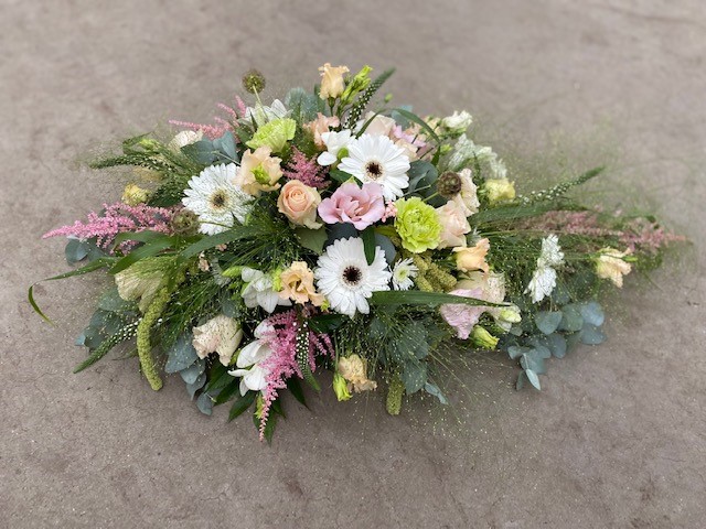 Wild geschikt bloemstuk in pastelkleuren