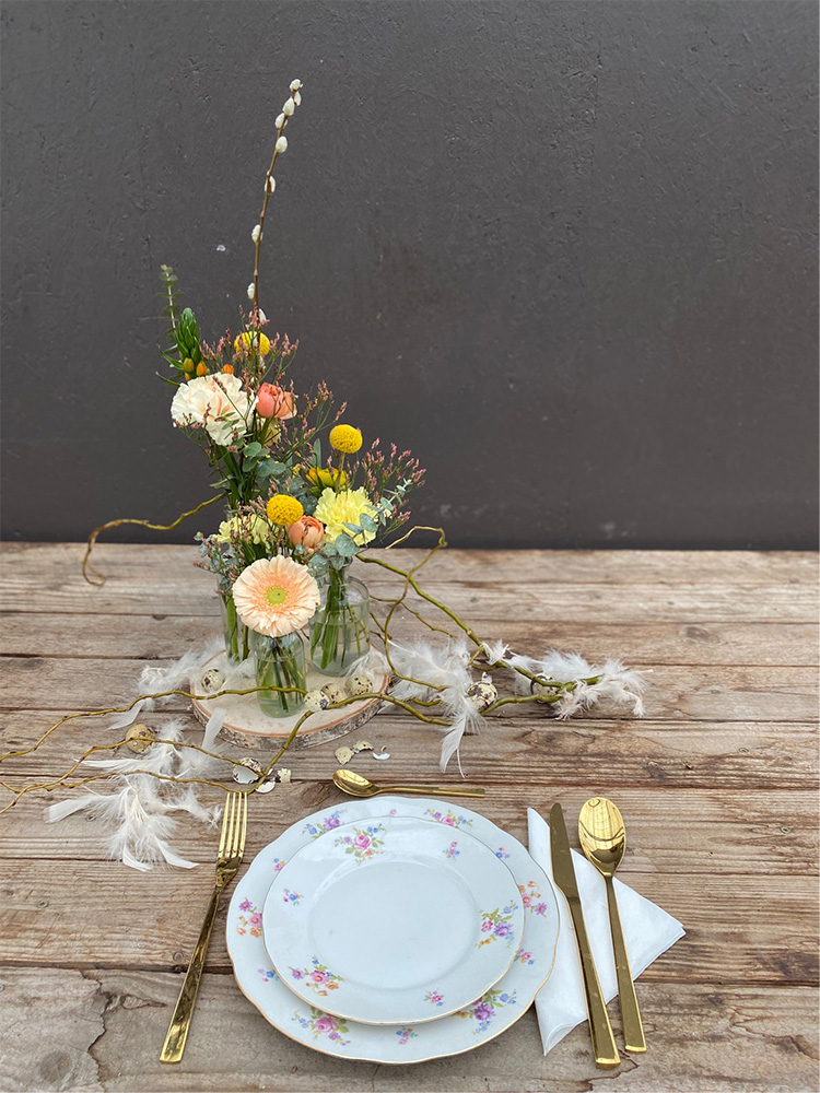 Tafelversiering pasen bloemen bloemenloods bloemstuk