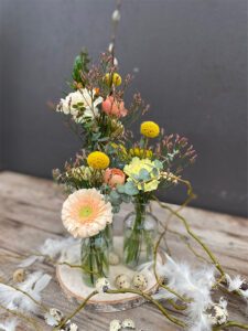 Tafelversiering pasen bloemen bloemenloods bloemstuk