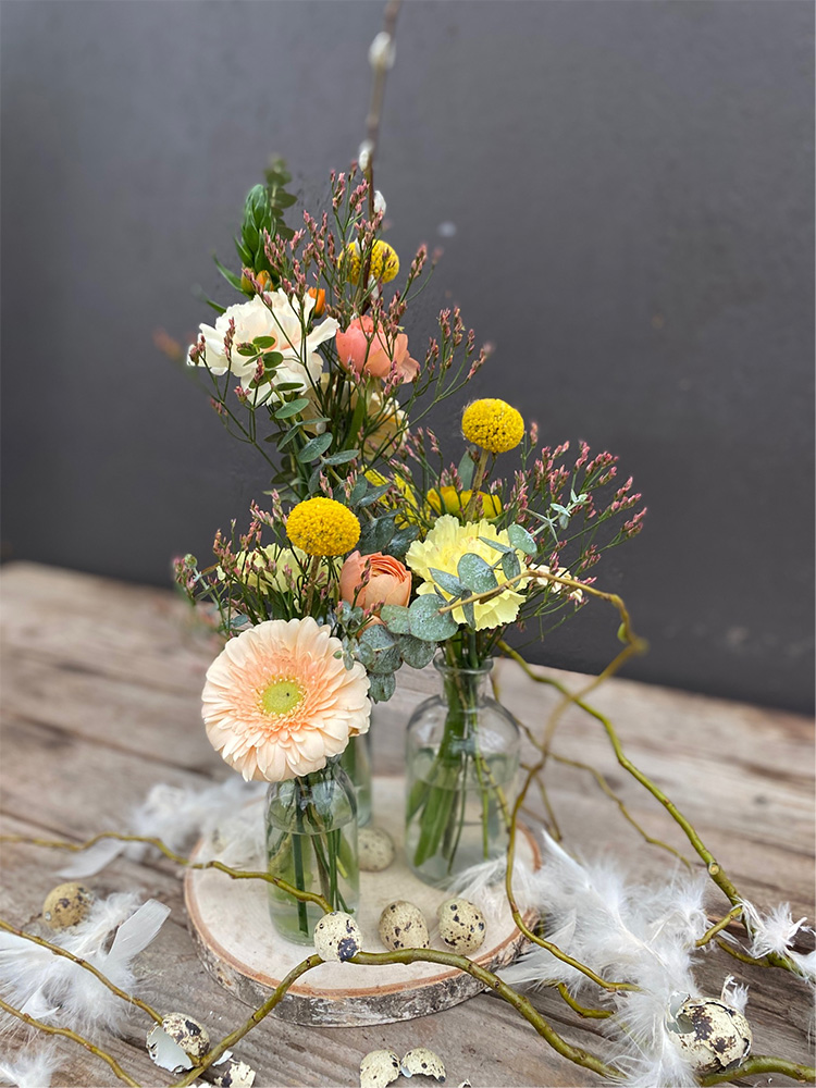Tafelversiering pasen bloemen bloemenloods bloemstuk