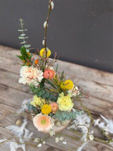 Tafelversiering pasen bloemen bloemenloods bloemstuk